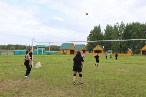 Егетләр, кызлар туп сукты