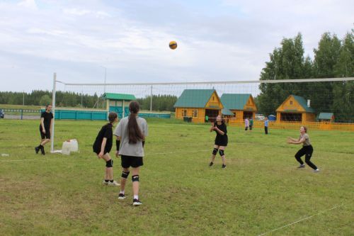 Егетләр, кызлар туп сукты