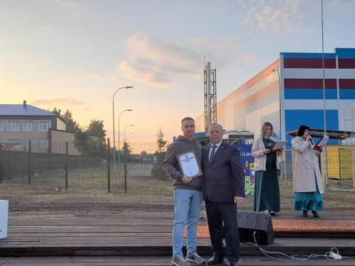 Актив яшьләр сәхнә түрендә бүләкләнде