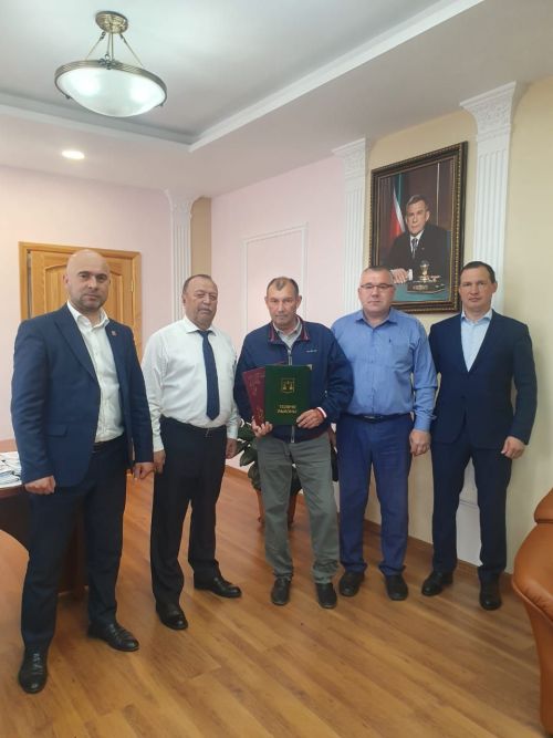 60 яшьлек юбилее уңаеннан район башлыгының Мактау грамотасы тапшырылды