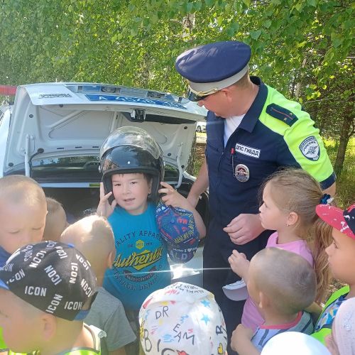 Кечкенә экскурсантлар полиция бүлегендә