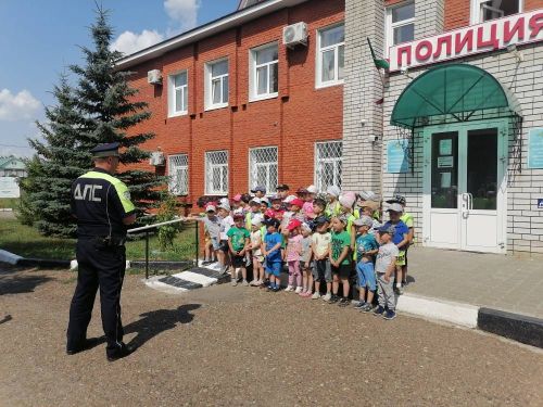 Кечкенә экскурсантлар полиция бүлегендә