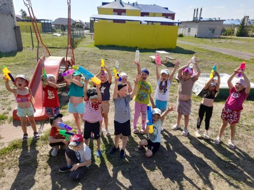 Теләченең 3нче номерлы балалар бакчасында тәрбияләнүчеләр өчен саф һавада су белән уеннар оештырганнар