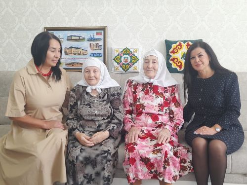 Социалистик Хезмәт Герое Гөлбикә апа Кәримованы туган көне белән котладылар