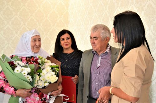 Социалистик Хезмәт Герое Гөлбикә апа Кәримованы туган көне белән котладылар