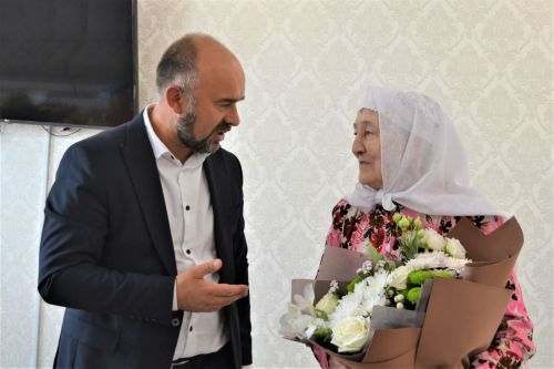 Социалистик Хезмәт Герое Гөлбикә апа Кәримованы туган көне белән котладылар