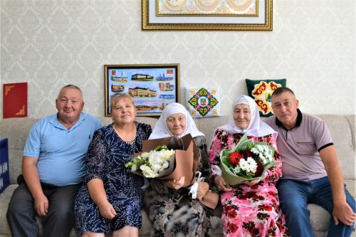 Социалистик Хезмәт Герое Гөлбикә апа Кәримованы туган көне белән котладылар