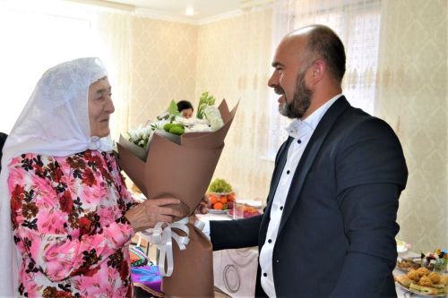 Социалистик Хезмәт Герое Гөлбикә апа Кәримованы туган көне белән котладылар