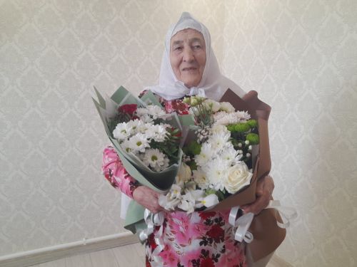 Социалистик Хезмәт Герое Гөлбикә апа Кәримованы туган көне белән котладылар