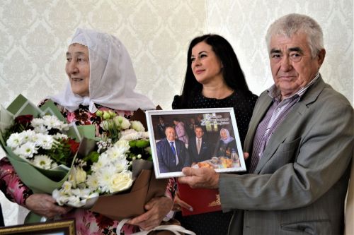 Социалистик Хезмәт Герое Гөлбикә апа Кәримованы туган көне белән котладылар