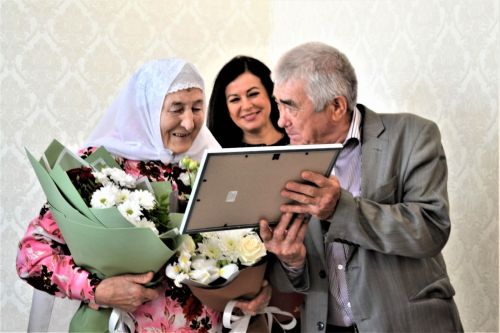 Социалистик Хезмәт Герое Гөлбикә апа Кәримованы туган көне белән котладылар