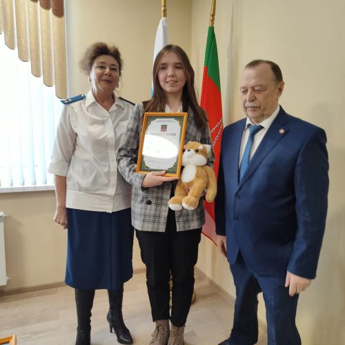 «Туган ил минем өчен нәрсәдән башлана» дип исемләнгән  иншалар бәйгесе җиңүчеләре бүләкләнде