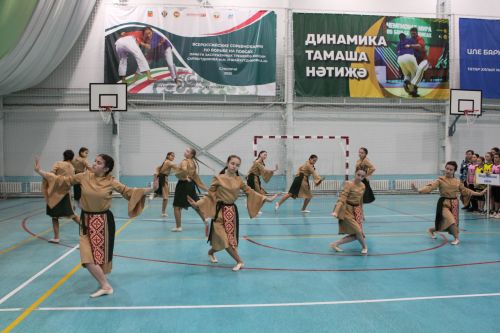 Яшь кызлар туп суга