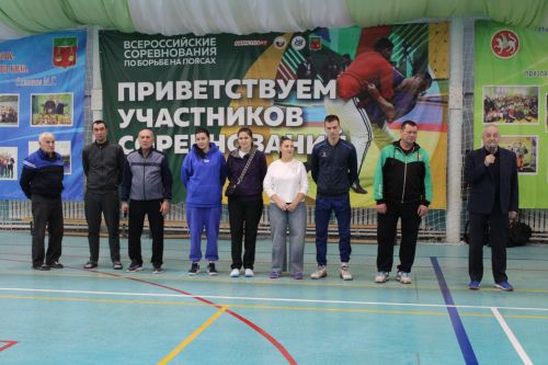 Яшь кызлар туп суга