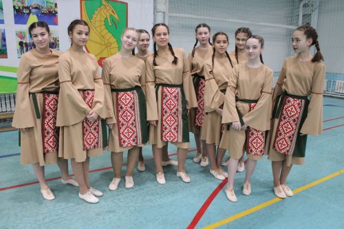 Яшь кызлар туп суга