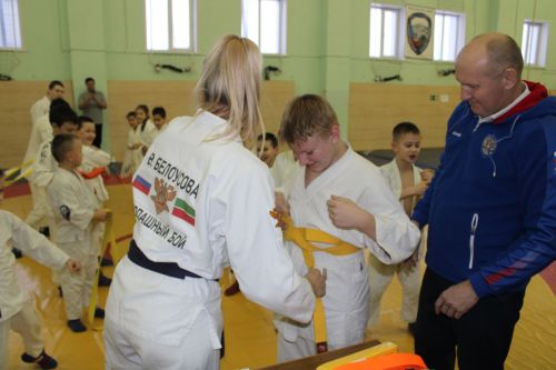 Имтихан тапшырып, яңа төстәге билбаулар алдылар