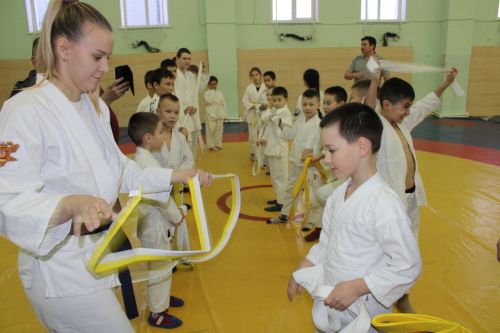 Имтихан тапшырып, яңа төстәге билбаулар алдылар