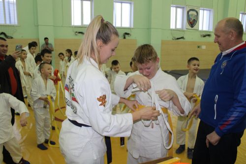 Имтихан тапшырып, яңа төстәге билбаулар алдылар