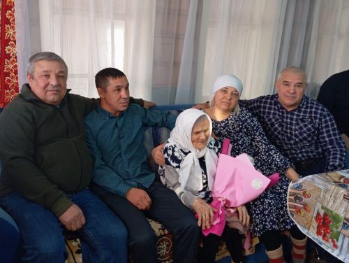 90 яшьлек юбилее белән тәбрикләделәр