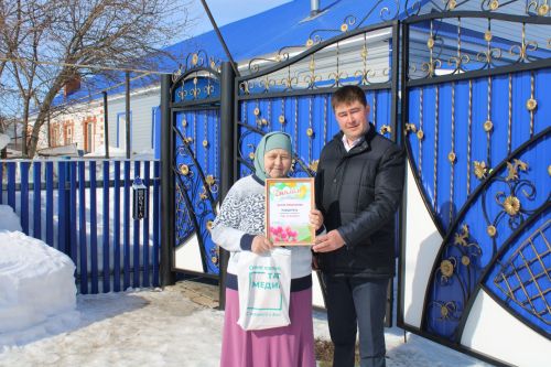 Район бәйгесе җиңүчесе Фәния апа Мөбәрәковага Диплом һәм истәлекле бүләк тапшырдык