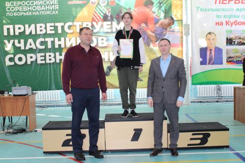 Нигез салучы һәм остаз призына