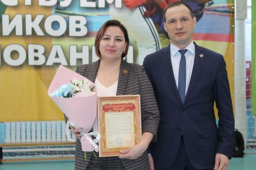Яшь кызлар туп суга