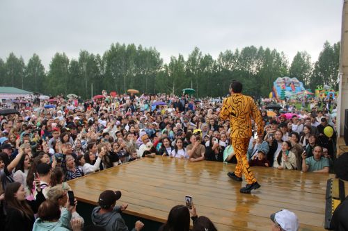 Сәхнә яныннан кеше өзелмәде