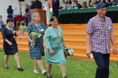 «Икмәк булса, җыр да була»:  сабантуенда алдынгыларны бүләкләделәр