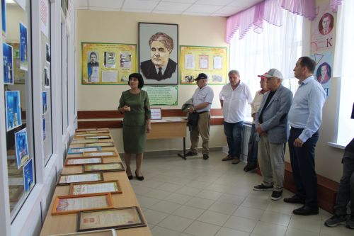 «Фатыйх Хөсни эзләре буйлап - Равил Фәйзуллин йөзүләре»
