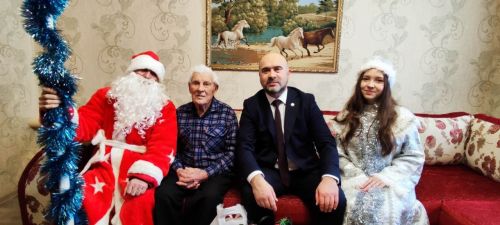 Район җитәкчеләре Бөек Ватан сугышы ветеранын Яңа ел белән котладылар