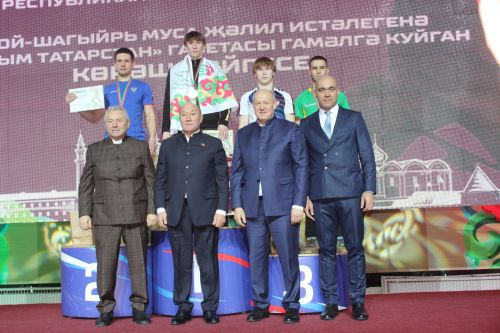 Герой - шагыйрь истәлегенә