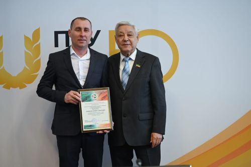 Волейбол үсешенә керткән хезмәте өчен Рәхмәт хаты белән бүләкләнде