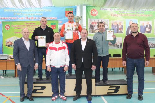Нигез салучы һәм остаз призына