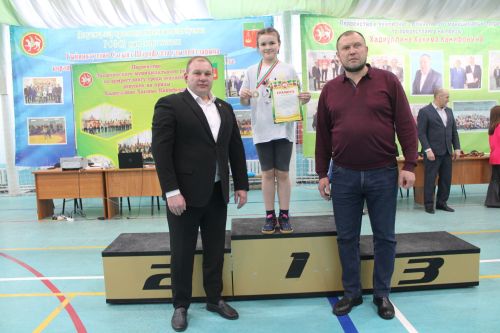 Нигез салучы һәм остаз призына