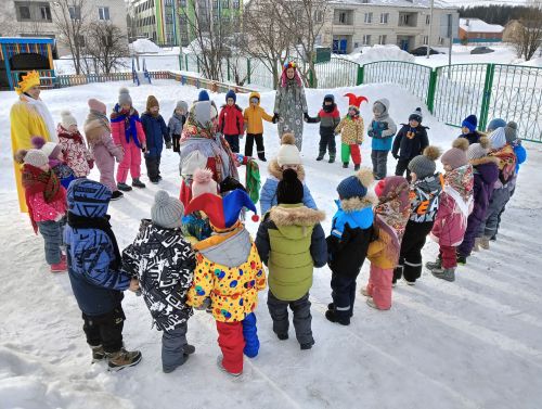 Нәниләр бергәләшеп «Май чабу» бәйрәменә чыктылар