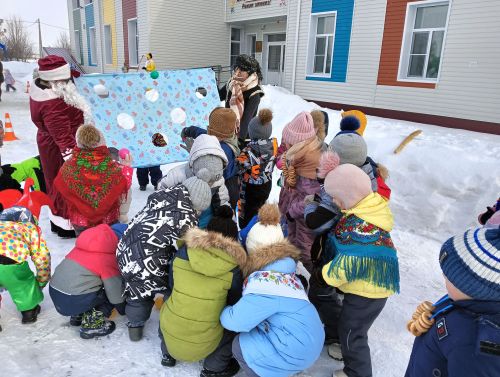 Нәниләр бергәләшеп «Май чабу» бәйрәменә чыктылар
