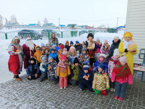 Нәниләр бергәләшеп «Май чабу» бәйрәменә чыктылар