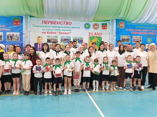Бүген «Батыр» спорт комплексында «Папа, мама, я ~дружная семья» дип исемләнгән күңелле чара узды