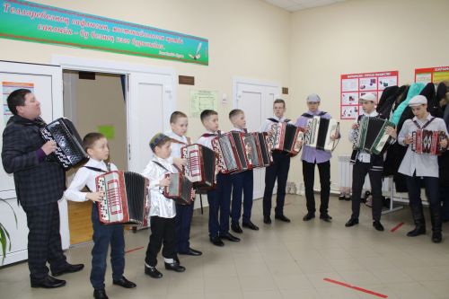 Укучылар һәм студентлар булдыра