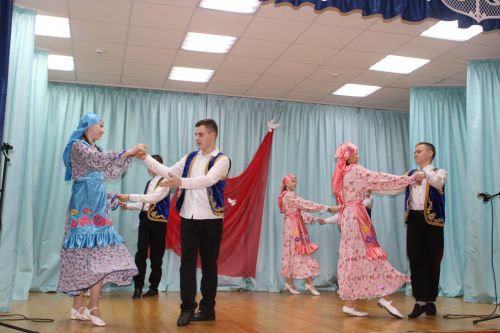 Укучылар һәм студентлар булдыра