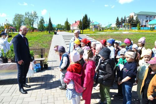 Бүген Теләче үзәк ял паркында «Изгелек чәчәге» акциясе узды