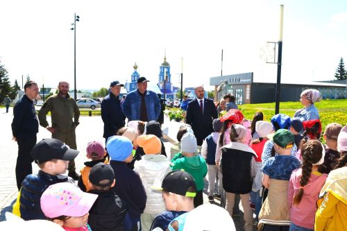 Бүген Теләче үзәк ял паркында «Изгелек чәчәге» акциясе узды
