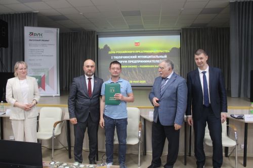 Эшмәкәрләр көне уңаеннан республика слёты узды