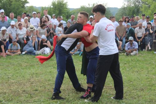 Ике бәйрәм  бергә
