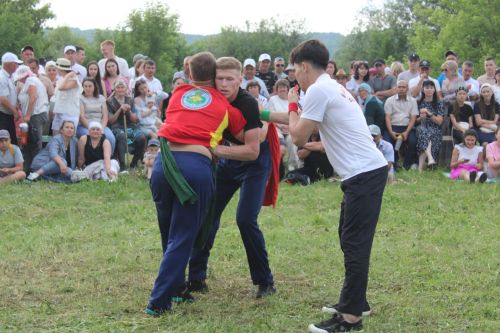 Ике бәйрәм  бергә