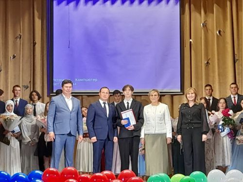 Теләче мәктәбе укучыларын олы юлга озатты