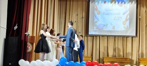 Теләче мәктәбе укучыларын олы юлга озатты