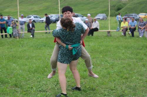 Югары Кибәхуҗада хатын-кызлар да бил алышты