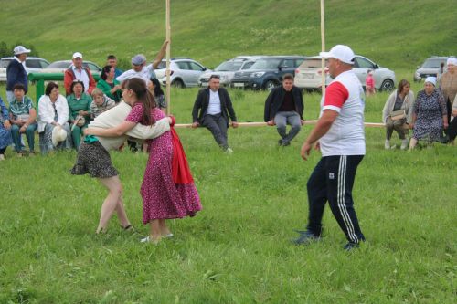 Югары Кибәхуҗада хатын-кызлар да бил алышты