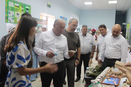 Җитәкчеләр лагерьда ял итүче балалар белән аралашты